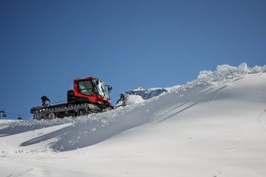 Teleferikle kar temizleme tesisi ve serbest stil parkı hazırlayan işçiler. Shapers kar parkında şutör hazırlıyor. Madonna di Campiglio ursus kar parkı Val Rendena dolomites trentino Italy.