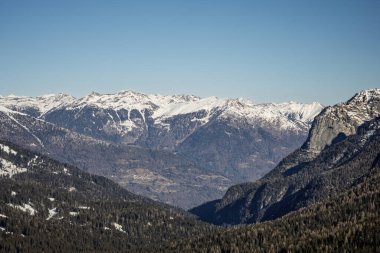 Dolomitlerde, Alplerde güneşli kış manzarası. İtalya, Madonna di Campiglio köyü ve İtalya 'da bir kayak merkezi. Val Rendena Dolomites Trentino İtalya 'daki Madonna di Campiglio tatil köyü. Kışın Dolomitler.