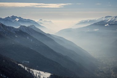 Dolomitler ve alpler içinde güneşli kışın insansız hava aracı görüntüsü. Pinzolo köyü ve İtalya 'da bir kayak merkezi. Dolomites Brenta, Adamello park Presanella moutain, Doss del Sabion skiarea trentino Italy.