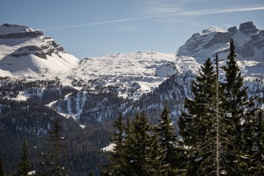 Dolomitlerde, Alplerde güneşli kış manzarası. İtalya, Madonna di Campiglio köyü ve İtalya 'da bir kayak merkezi. Val Rendena Dolomites Trentino İtalya 'daki Madonna di Campiglio tatil köyü. Kışın Dolomitler.