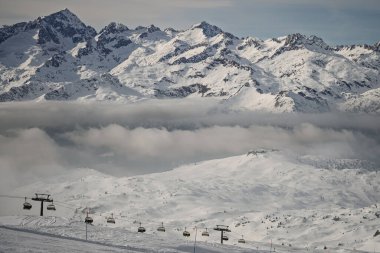 Dolomitlerde, Alplerde güneşli kış manzarası. Madonna di Campiglio köyü, İtalya 'da sis ve bulutlarla kaplı bir kayak merkezi. Madonna di Campiglio ursus kar parkı Val Rendena dolomites trentino Italy.