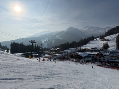 Dolomitlerde, Alplerde güneşli kış manzarası. Madonna di Campiglio köyü, İtalya 'da sis ve bulutlarla kaplı bir kayak merkezi. Madonna di Campiglio ursus kar parkı Val Rendena dolomites trentino Italy.