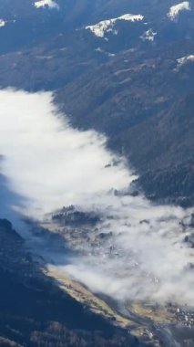 Dolomitler ve alpler içinde güneşli kışın insansız hava aracı görüntüsü. Pinzolo köyü ve İtalya 'da bir kayak merkezi. Dolomites Brenta, Adamello Park ve Presanella Mouth, Doss del Sabion kayak bölgesi trentino İtalya.