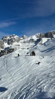 Kayak kaldırma, dolomitlerle teleferik, Alpler. Madonna di Campiglio Village ve İtalya 'daki kayak merkezi. Val Rendena kışı güneşli dolomitler trentino İtalya