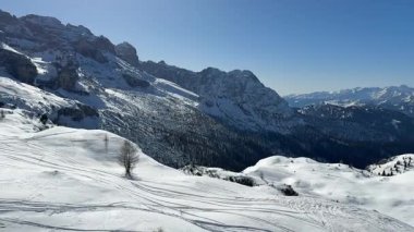 Kayak kaldırma, dolomitlerle teleferik, Alpler. Madonna di Campiglio Village ve İtalya 'daki kayak merkezi. Val Rendena kışı güneşli dolomitler trentino İtalya
