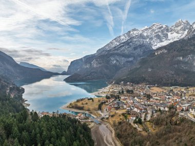 Molveno Gölü 'nün hava aracı manzarası, İtalya' daki güzel göl. Güneşli kışta drone 'dan gelen dolomitlerle dolu bir göl. Brenta Dolomites 'teki Molveno Gölü. Molveno Gölü boyunca uzanan dağlar, Trentino, İtalya.