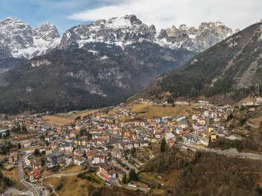 Molveno Gölü 'nün hava aracı manzarası, İtalya' daki güzel göl. Güneşli kışta drone 'dan gelen dolomitlerle dolu bir göl. Brenta Dolomites 'teki Molveno Gölü. Molveno Gölü boyunca uzanan dağlar, Trentino, İtalya.
