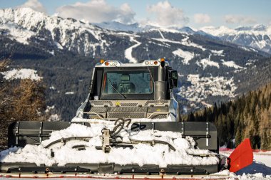 Kar tımarcısı ve dağların arka planında dolomitler. Madoona di campiglio kasabasında kar tımarcısı. Val Rendena Dolomites Trentino İtalya 'daki Madonna di Campiglio tatil köyü. Kışın Dolomitler.