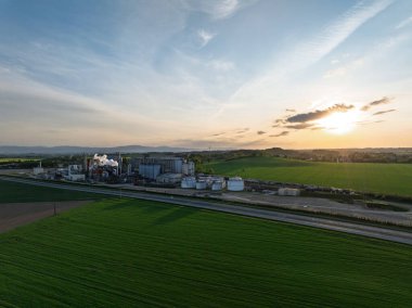 Metanol ve etanol fabrikasının hava aracı görüntüsü. Polonya, Nysa yakınlarında bulunan Bioagra Goswinowice Ethanol Üretim Tesisi. Mısır tanelerinden üretilen Polonyalı biyoetanol ve etanol üreticisi. 