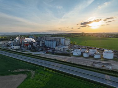 Metanol ve etanol fabrikasının hava aracı görüntüsü. Polonya, Nysa yakınlarında bulunan Bioagra Goswinowice Ethanol Üretim Tesisi. Mısır tanelerinden üretilen Polonyalı biyoetanol ve etanol üreticisi. 