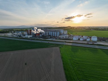 Metanol ve etanol fabrikasının hava aracı görüntüsü. Polonya, Nysa yakınlarında bulunan Bioagra Goswinowice Ethanol Üretim Tesisi. Mısır tanelerinden üretilen Polonyalı biyoetanol ve etanol üreticisi. 