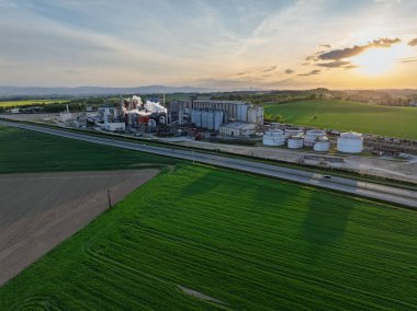 Metanol ve etanol fabrikasının hava aracı görüntüsü. Polonya, Nysa yakınlarında bulunan Bioagra Goswinowice Ethanol Üretim Tesisi. Mısır tanelerinden üretilen Polonyalı biyoetanol ve etanol üreticisi. 