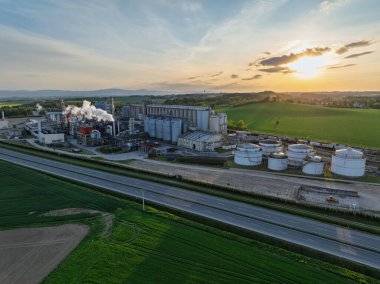 Metanol ve etanol fabrikasının hava aracı görüntüsü. Polonya, Nysa yakınlarında bulunan Bioagra Goswinowice Ethanol Üretim Tesisi. Mısır tanelerinden üretilen Polonyalı biyoetanol ve etanol üreticisi. 