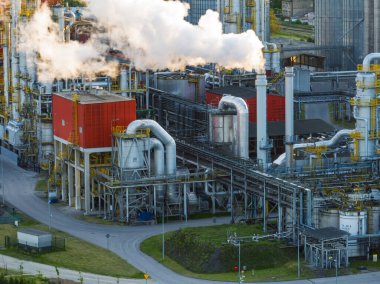 Metanol ve etanol fabrikasının hava aracı görüntüsü. Polonya, Nysa yakınlarında bulunan Bioagra Goswinowice Ethanol Üretim Tesisi. Mısır tanelerinden üretilen Polonyalı biyoetanol ve etanol üreticisi. 