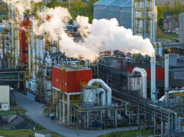 Metanol ve etanol fabrikasının hava aracı görüntüsü. Polonya, Nysa yakınlarında bulunan Bioagra Goswinowice Ethanol Üretim Tesisi. Mısır tanelerinden üretilen Polonyalı biyoetanol ve etanol üreticisi. 