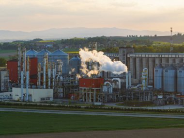 Metanol ve etanol fabrikasının hava aracı görüntüsü. Polonya, Nysa yakınlarında bulunan Bioagra Goswinowice Ethanol Üretim Tesisi. Mısır tanelerinden üretilen Polonyalı biyoetanol ve etanol üreticisi. 
