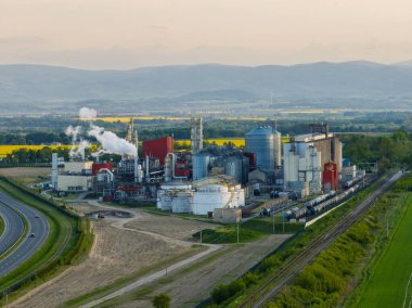 Metanol ve etanol fabrikasının hava aracı görüntüsü. Polonya, Nysa yakınlarında bulunan Bioagra Goswinowice Ethanol Üretim Tesisi. Mısır tanelerinden üretilen Polonyalı biyoetanol ve etanol üreticisi. 