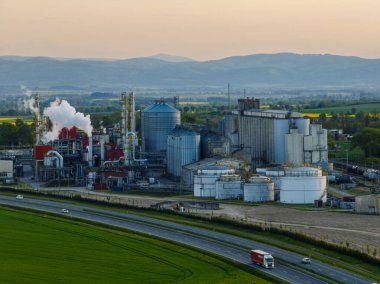 Metanol ve etanol fabrikasının hava aracı görüntüsü. Polonya, Nysa yakınlarında bulunan Bioagra Goswinowice Ethanol Üretim Tesisi. Mısır tanelerinden üretilen Polonyalı biyoetanol ve etanol üreticisi. 