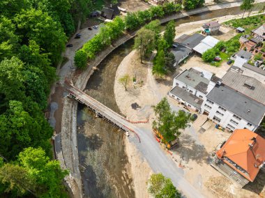 Glucholazy 'in hava aracı görüntüsü, Polonya' nın Opole eyaletinde yer alan bir şehir. Beyaz Gluchoaska nehrinin manzarası. 2025 baharındaki selden sonra yeniden inşa edilen Glucholazy manzarası. 