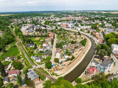 Glucholazy 'in hava aracı görüntüsü, Polonya' nın Opole eyaletinde yer alan bir şehir. Beyaz Gluchoaska nehrinin manzarası. 2025 baharındaki selden sonra yeniden inşa edilen Glucholazy manzarası. 