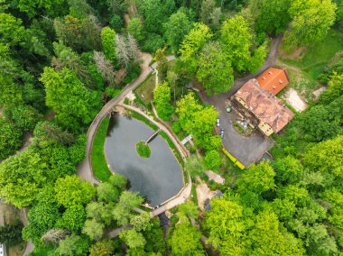 Spa Parkı 'nın ve Glucholazy sağlık merkezinin insansız hava aracı görüntüsü. Adaya rıhtımlı Yukarı Göl manzarası. Spa akıntısı oradan akıyor. Glucholazy 'deki spa parkı..