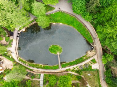 Spa Parkı 'nın ve Glucholazy sağlık merkezinin insansız hava aracı görüntüsü. Adaya rıhtımlı Yukarı Göl manzarası. Spa akıntısı oradan akıyor. Glucholazy 'deki spa parkı..