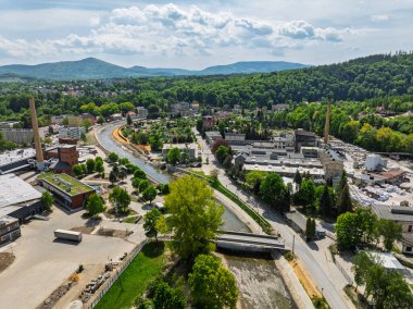 Glucholazy 'in hava aracı görüntüsü, Polonya' nın Opole eyaletinde yer alan bir şehir. Beyaz Gluchoaska nehrinin manzarası. 2025 baharındaki selden sonra yeniden inşa edilen Glucholazy manzarası. 