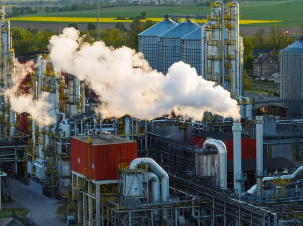 Metanol ve etanol fabrikasının hava aracı görüntüsü. Polonya, Nysa yakınlarında bulunan Bioagra Goswinowice Ethanol Üretim Tesisi. Mısır tanelerinden üretilen Polonyalı biyoetanol ve etanol üreticisi. 