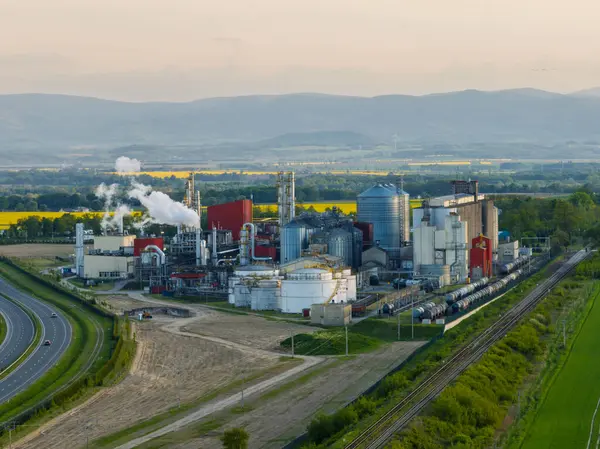 Metanol ve etanol fabrikasının hava aracı görüntüsü. Polonya, Nysa yakınlarında bulunan Bioagra Goswinowice Ethanol Üretim Tesisi. Mısır tanelerinden üretilen Polonyalı biyoetanol ve etanol üreticisi. 