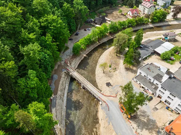 Glucholazy 'in hava aracı görüntüsü, Polonya' nın Opole eyaletinde yer alan bir şehir. Beyaz Gluchoaska nehrinin manzarası. 2025 baharındaki selden sonra yeniden inşa edilen Glucholazy manzarası. 