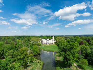 Dobra 'daki Sarayın ve Park Kompleksinin insansız hava aracı görüntüsü, Dobra köyünün Krapkowice ilçesinde Opole Voyvoda bulunan bir parkla çevrili neogotik bir saray. İlkbaharda Dobra Sarayı.