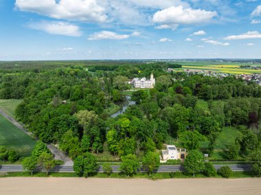 Dobra 'daki Sarayın ve Park Kompleksinin insansız hava aracı görüntüsü, Dobra köyünün Krapkowice ilçesinde Opole Voyvoda bulunan bir parkla çevrili neogotik bir saray. İlkbaharda Dobra Sarayı.