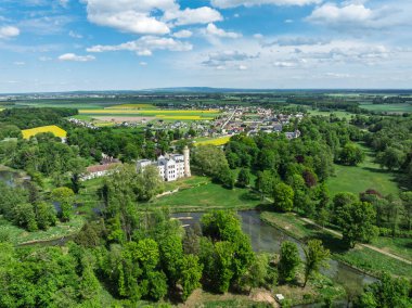 Dobra 'daki Sarayın ve Park Kompleksinin insansız hava aracı görüntüsü, Dobra köyünün Krapkowice ilçesinde Opole Voyvoda bulunan bir parkla çevrili neogotik bir saray. İlkbaharda Dobra Sarayı.