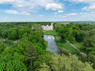Dobra 'daki Sarayın ve Park Kompleksinin insansız hava aracı görüntüsü, Dobra köyünün Krapkowice ilçesinde Opole Voyvoda bulunan bir parkla çevrili neogotik bir saray. İlkbaharda Dobra Sarayı.