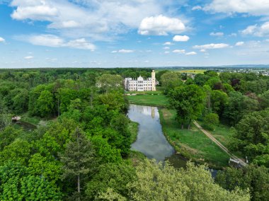 Dobra 'daki Sarayın ve Park Kompleksinin insansız hava aracı görüntüsü, Dobra köyünün Krapkowice ilçesinde Opole Voyvoda bulunan bir parkla çevrili neogotik bir saray. İlkbaharda Dobra Sarayı.