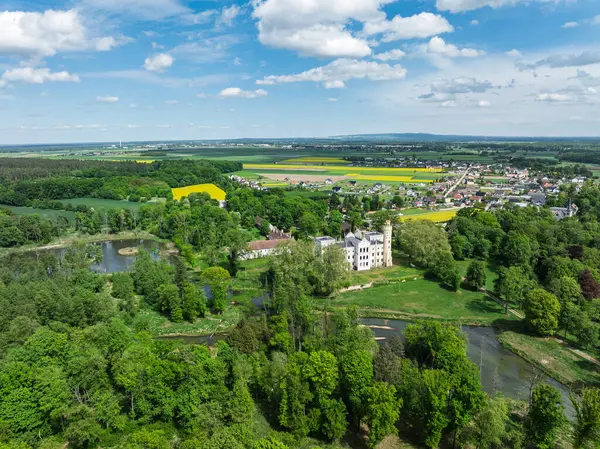 Dobra 'daki Sarayın ve Park Kompleksinin insansız hava aracı görüntüsü, Dobra köyünün Krapkowice ilçesinde Opole Voyvoda bulunan bir parkla çevrili neogotik bir saray. İlkbaharda Dobra Sarayı.