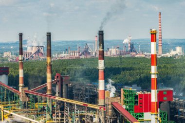 Kokain fabrikası. Kokain fabrikası. Avrupa 'da, Polonya' da, Dabrowa Gornicza 'da ağır sanayi. Bacalardan gelen hava kirliliği. Ekoloji ve çevre. Hava aracı fotoğraf görüntüsü 