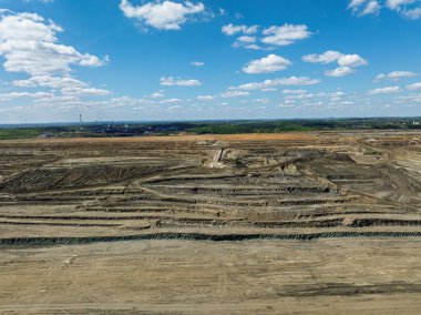 Endüstriyel kömür madeni, Polonya 'daki soyut sansür tankım. Endüstriyel göl insansız hava aracı fotoğraf görüntüsü. Tanklar ve temizleyiciler atık su arıtma tesisinde..