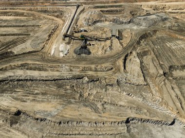 Endüstriyel kömür madeni, Polonya 'daki soyut sansür tankım. Endüstriyel göl insansız hava aracı fotoğraf görüntüsü. Tanklar ve temizleyiciler atık su arıtma tesisinde..