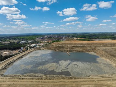 Endüstriyel kömür madeni, Polonya 'daki soyut sansür tankım. Endüstriyel göl insansız hava aracı fotoğraf görüntüsü. Tanklar ve temizleyiciler atık su arıtma tesisinde..