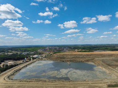 Endüstriyel kömür madeni, Polonya 'daki soyut sansür tankım. Endüstriyel göl insansız hava aracı fotoğraf görüntüsü. Tanklar ve temizleyiciler atık su arıtma tesisinde..