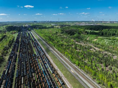 Kargo tren terminalinin hava aracı fotoğrafı, sanayi bölgesindeki demiryolu merkezi. Demiryolu vagonları raylarda.