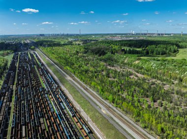 Kargo tren terminalinin hava aracı fotoğrafı, sanayi bölgesindeki demiryolu merkezi. Demiryolu vagonları raylarda.