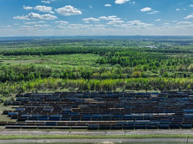 Kargo tren terminalinin hava aracı fotoğrafı, sanayi bölgesindeki demiryolu merkezi. Demiryolu vagonları raylarda.