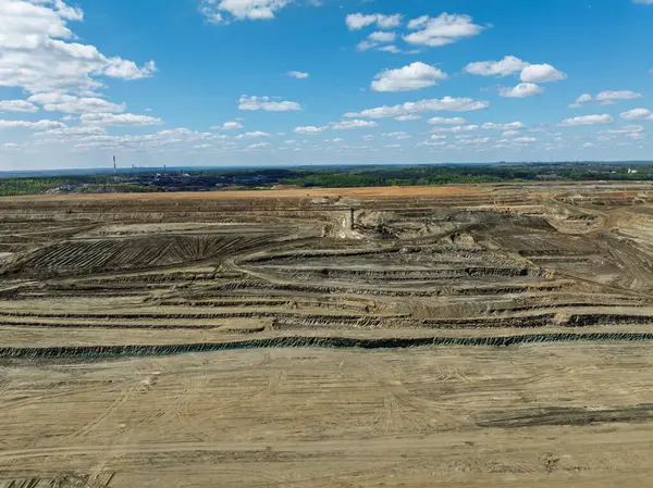 Polonya 'nın Olkusz kentindeki Pomorzany madeninde meydana gelen hasar sonucu su altında kalan bir göl bölgesi. Sel basmış kum çukurunun hava aracı görüntüsü. Orman bir göle battı. Temiz suyu olan batık bir kum havuzu