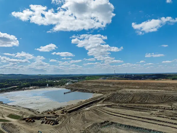 Polonya 'nın Olkusz kentindeki Pomorzany madeninde meydana gelen hasar sonucu su altında kalan bir göl bölgesi. Sel basmış kum çukurunun hava aracı görüntüsü. Orman bir göle battı. Temiz suyu olan batık bir kum havuzu