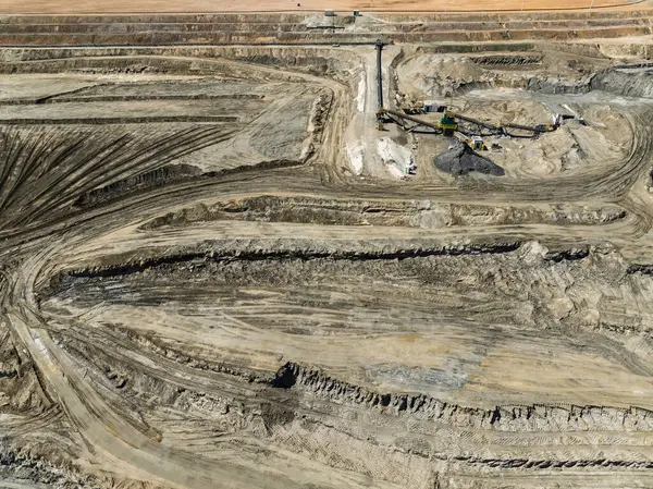 Endüstriyel kömür madeni, Polonya 'daki soyut sansür tankım. Endüstriyel göl insansız hava aracı fotoğraf görüntüsü. Tanklar ve temizleyiciler atık su arıtma tesisinde..