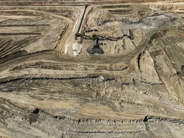 Endüstriyel kömür madeni, Polonya 'daki soyut sansür tankım. Endüstriyel göl insansız hava aracı fotoğraf görüntüsü. Tanklar ve temizleyiciler atık su arıtma tesisinde..