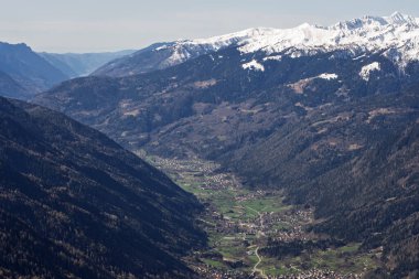 Dolomitlerde, Alplerde güneşli kış manzarası. Pinzolo köyü ve İtalya 'da bir kayak merkezi. Dolomites Brenta, Adamello park Presanella moutain, Doss del Sabion skiarea trentino Italy.