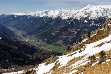 Dolomitlerde, Alplerde güneşli kış manzarası. Pinzolo köyü ve İtalya 'da bir kayak merkezi. Dolomites Brenta, Adamello park Presanella moutain, Doss del Sabion skiarea trentino Italy.